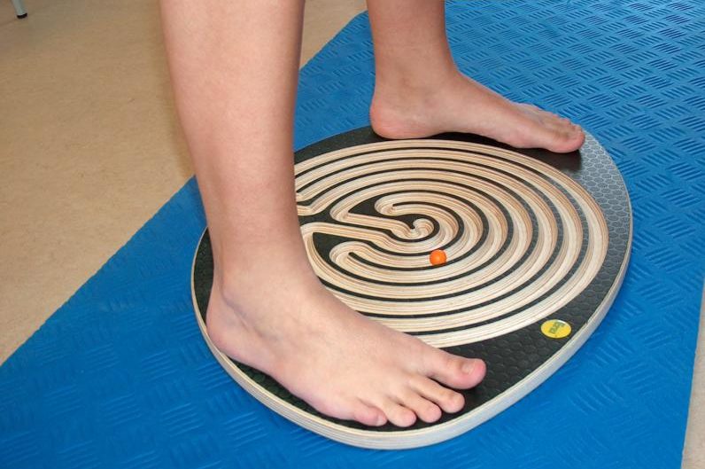 cropped-Praxis-Rose-copyright-168.jpg Person steht auf Balanceboard